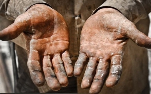 جز پدر، غرقِ عرقِ شرم كسى نيست كه نيست!