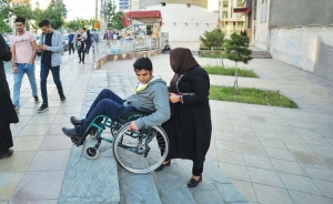 شیراز؛ شهری با ۳۰ درصد دسترسی؛ از پیاده&zwnj;روهای مسدود تا قوانین اجرا نشده؛ صدای بی&zwnj;پرده معلولان فارس